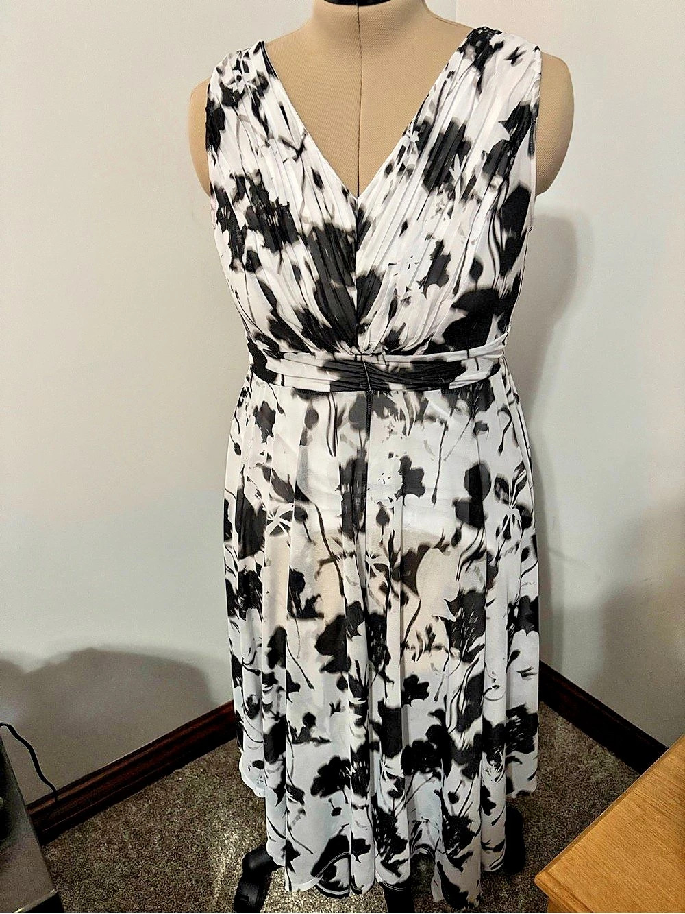 Simply Vera Wang Abstract Print V-Neck Dress in White & Black Size Large
